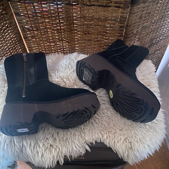 UGG Platform Boots. NEW - Picture 3 of 6